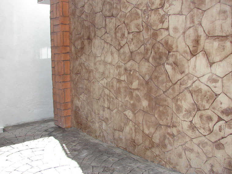 <p>Molde en concreto Verona Fan y molde en muro Patio Stone y Rustic Brick Basket Weave<br />Color: Silver, Marfil y Terracota<br />Desmoldante: Negro<br />Ejecución: Acabados y Materiales Loma Bonita<br />León, Gto.</p>