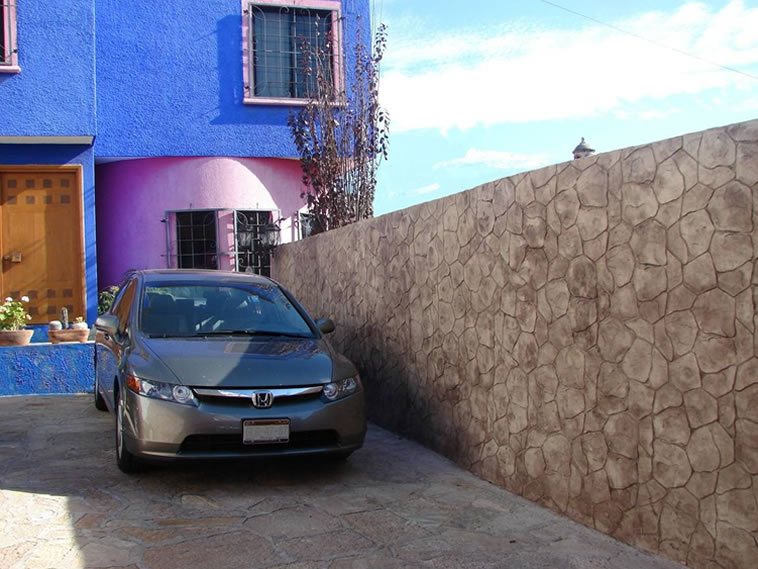 <p>Molde en muro Patio Stone <br />Color: Marfil<br />Desmoldante: Café- chocolate<br />Ejecución: Solidez<br />Guanajuato, Gto.</p>